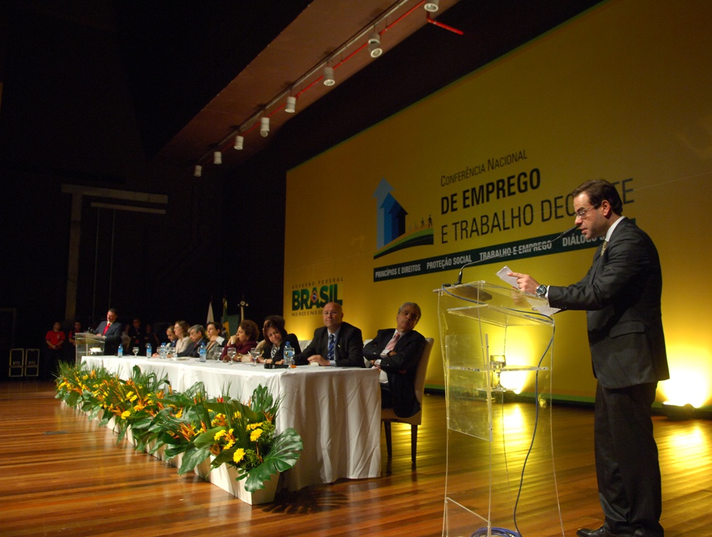 Ministro Brizola Neto durante discurso de abertura da Conferência Nacional de Emprego e Trabalho Decente